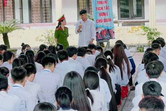 Công an phường Hà Huy Tập tuyên truyền pháp luật, trang bị kỹ năng phòng ngừa rủi ro cho học sinh trước kỳ nghỉ hè