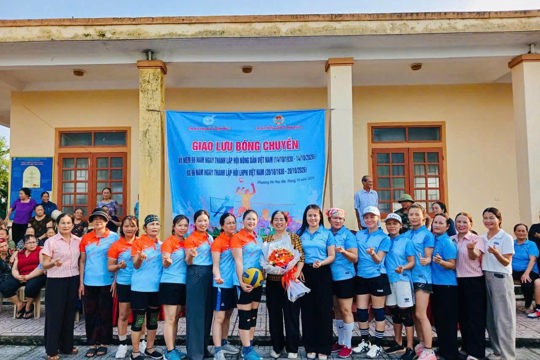 Chi hội Nông dân Tổ dân phố 2 tổ chức lễ mít tinh kỷ niệm 96 năm ngày Thành lập hội và giao lưu bóng chuyền nữ 
