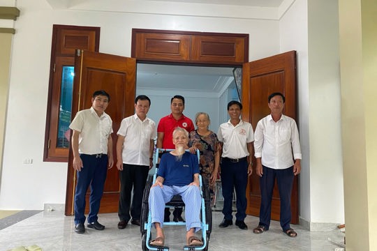 Hội Chữ thập đỏ - Bảo trợ xã hội phường Hà Huy Tập trao tặng 08 xe lăn cho người yếu thế trên địa bàn 