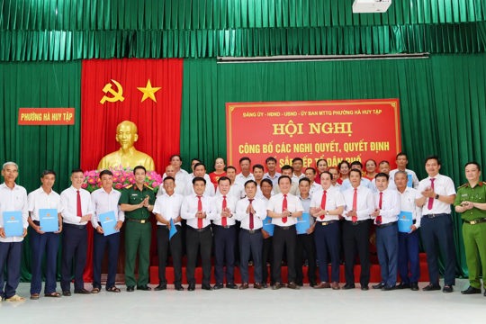 Phường Hà Huy Tập công bố các nghị quyết, quyết định thành lập và tổ chức bộ máy cán bộ tổ dân phố sau sắp xếp  