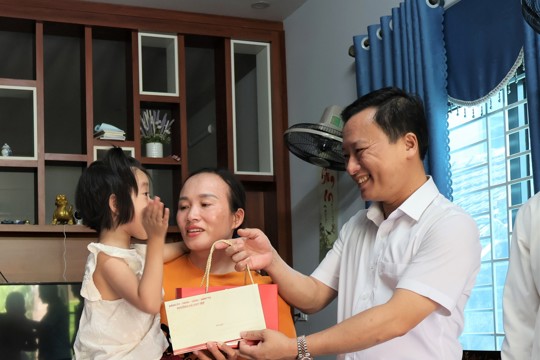 Bí thư Đảng ủy Đậu Tùng Lâm tặng quà Trung thu cho các trẻ em khuyết tật, khó khăn