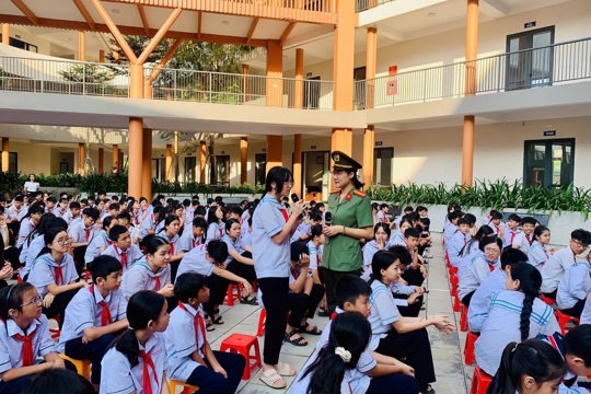 Gần 1000 học sinh trường THCS Nguyễn Hoành Từ ở phân hiệu 2 được tuyên truyền pháp luật và kỹ năng an toàn