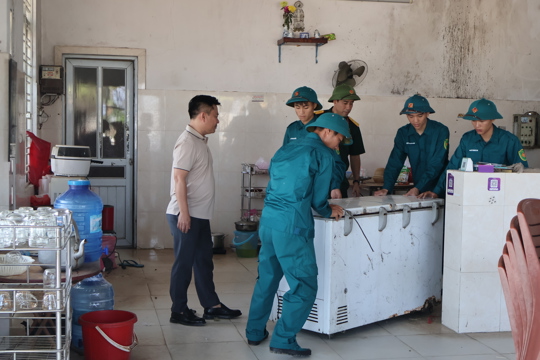 UBND Phường Hà Huy Tập huy động lực lượng hỗ trợ di dời tài sản người dân đảm bảo tiến độ bàn giao mặt bằng sạch tại nút gioa đường Hàm Nghi kéo dài