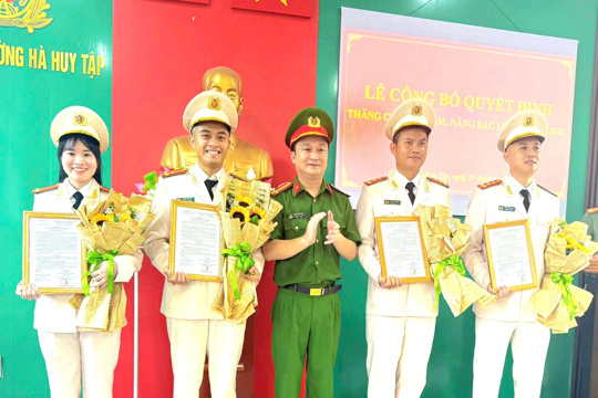 Công an phường Hà Huy Tập tổ chức lễ công bố quyết định thăng cấp bậc hàm, nâng bậc lương năm 2026