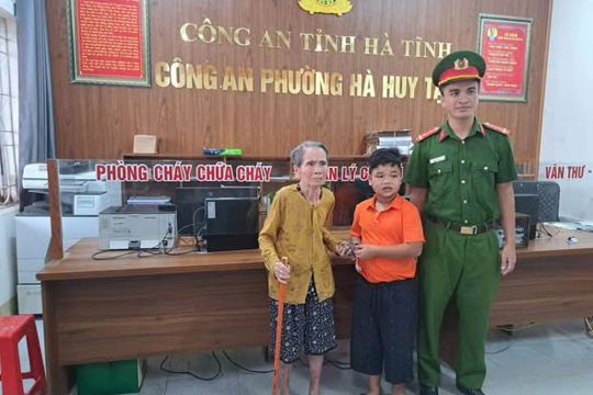 Biểu dương một học sinh lớp 3 trả lại hơn 03 triệu đồng cho người đánh rơi tại phường Hà Huy Tập
