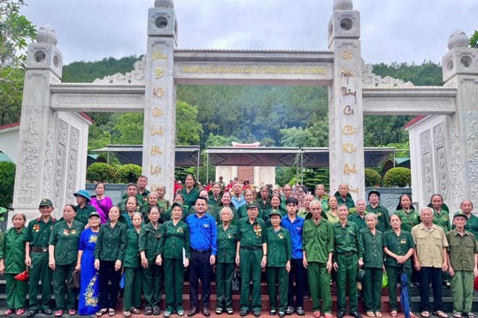 Hội Cực TNXP phường Hà Huy Tập hành hương về Ngã ba Đồng Lộc