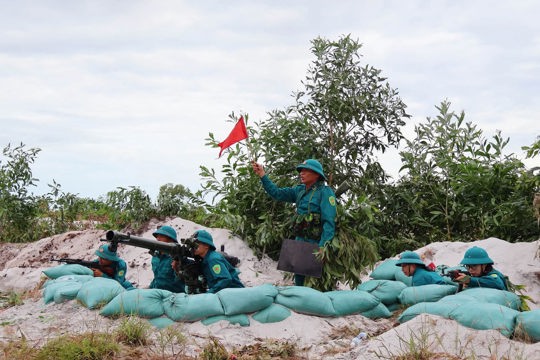 Ấn tượng màn diễn tập thực binh đánh địch đổ bộ đường không của LLVT phường Hà Huy Tập