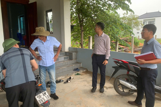 Phường Hà Huy Tập đã tổ chức ra quân kiểm tra thực địa và hồ sơ pháp lý đối với các hộ dân vi phạm hành lang an toàn giao thông tại TDP Hương Mỹ
