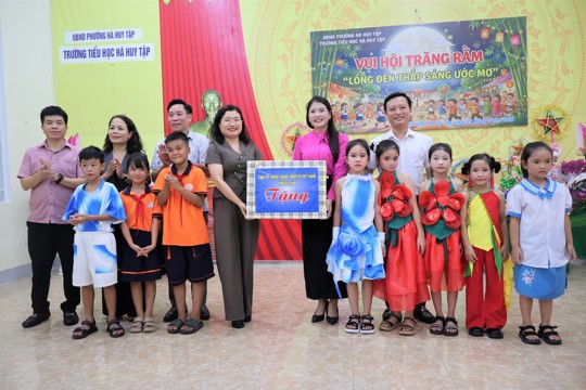 Phó chủ tịch UBND tỉnh Nguyễn Thị Nguyệt chung vui Tết trung thu với giáo viên và học sinh trường Tiểu học Hà Huy Tập