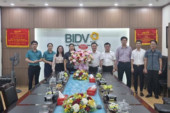 Lãnh đạo phường Hà Huy Tập chúc mừng ngày Doanh nhân Việt Nam tại 03 đơn vị tài chính, doanh nghiệp đã có nhiều đóng góp ở địa phương