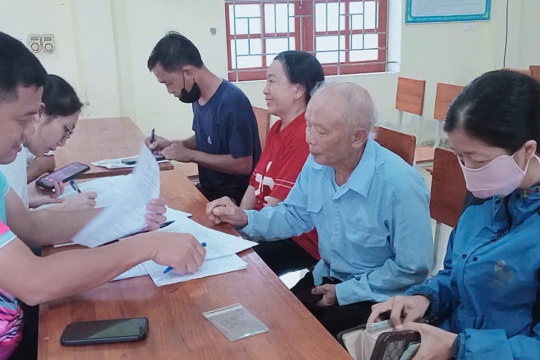 UBND phường Hà Huy Tập ra quân hỗ trợ xác lập thông tin ủy quyền hưởng trợ cấp, phụ cấp hàng thán trên địa bàn