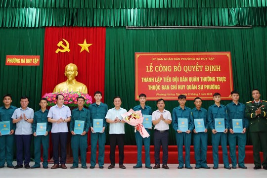Phường Hà Huy Tập công bố Quyết định thành lập Tiểu đội Dân quân thường trực