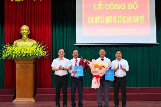 Phường Hà huy Tập công bố các quyết định về công tác cán bộ