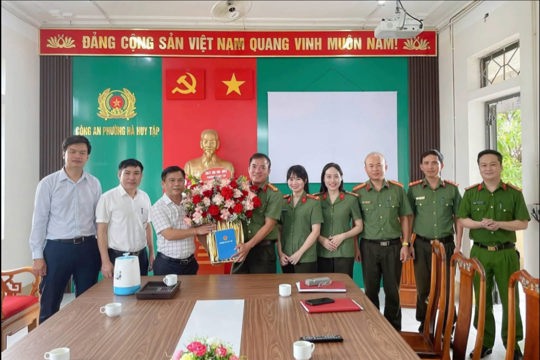 Đoàn lãnh đạo phường Hà Huy Tập tặng hoa chúc mừng cán bộ, chiến sĩ Công an phường nhân dịp kỷ niệm 80 năm Ngày thành lập lực lượng An ninh Nhân dân 