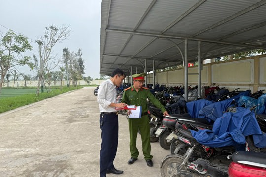 Công an phường Hà Huy Tập kiểm tra, tuyên truyền và ký cam kết bảo đảm an toàn giao thông tại Trường THPT Lê Quý Đôn