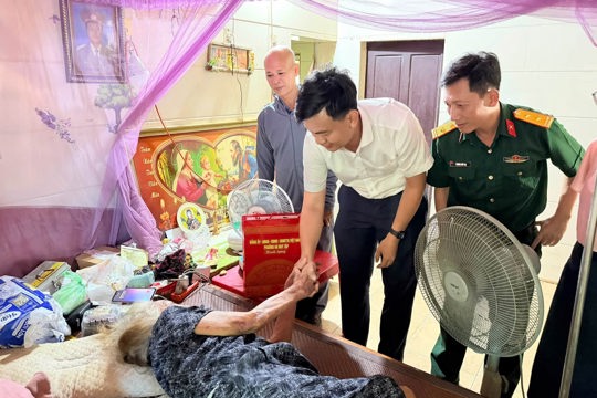 PCT UBND Phường Nguyễn Nhật Linh thăm, tặng quà người có công với cách mạng trên địa bàn TDP 8 và 10. 