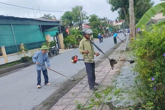 Các chi hội Cựu chiến binh phường Hà Huy Tập đồng loạt ra quân vệ sinh môi trường