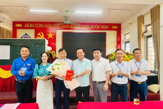 Lãnh đạo phường Hà Huy Tập thăm, động viên Hội đồng coi thi Kỳ tuyển sinh vào lớp 10 THPT tại điểm thi Trường THPT Lê Quý Đôn