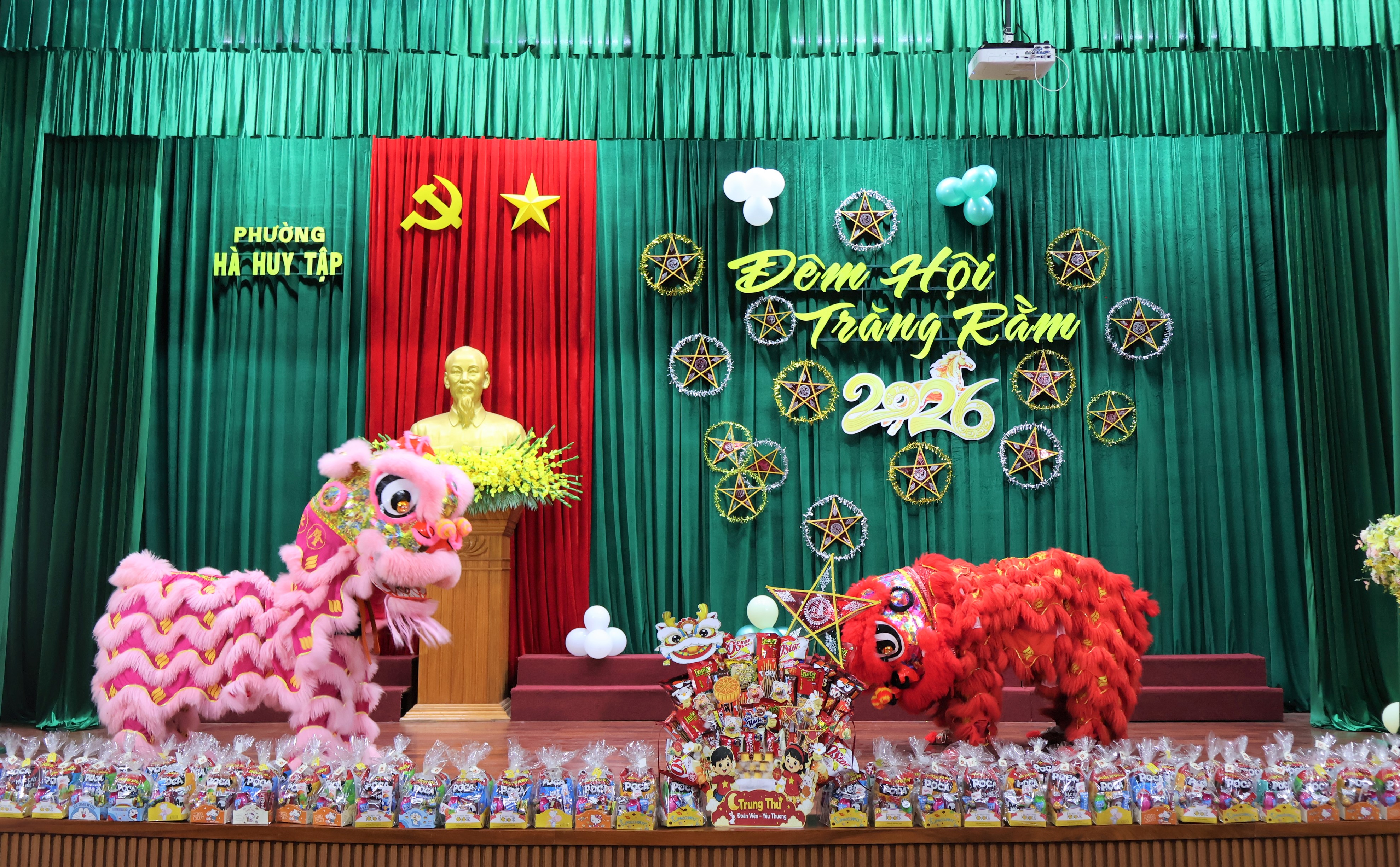Rộn ràng không khí múa Lân tại "Đêm hội trăng rằm" do Cơ quan Đảng ủy - HĐND - UBND - Ủy ban MTTQ Việt Nam phường Hà Huy Tập tổ chức 