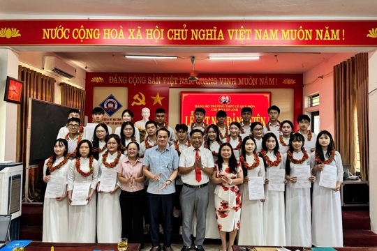 Đảng bộ Trường THPT Lê Quý Đôn tổ chức Lễ kết nạp Đảng viên cho 27 quần chúng tiêu biểu