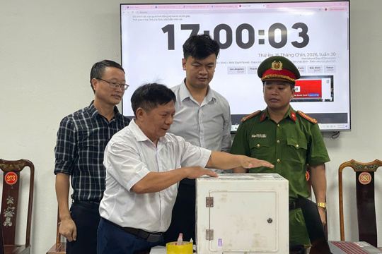Tổ chức niêm phong thùng phiếu đấu giá quyền sử dụng đất tại phường Hà Huy Tập