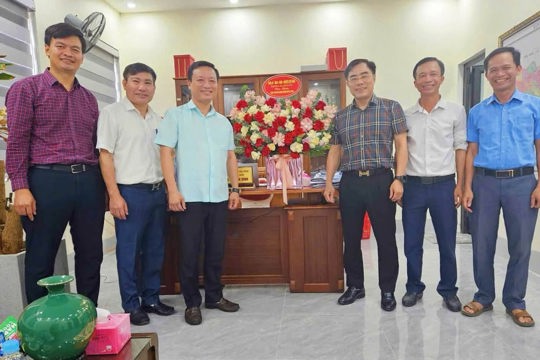 Lãnh đạo phường Hà Huy Tập chúc mừng Sở Văn hóa và Sở Nội vụ nhân ngày truyền thống