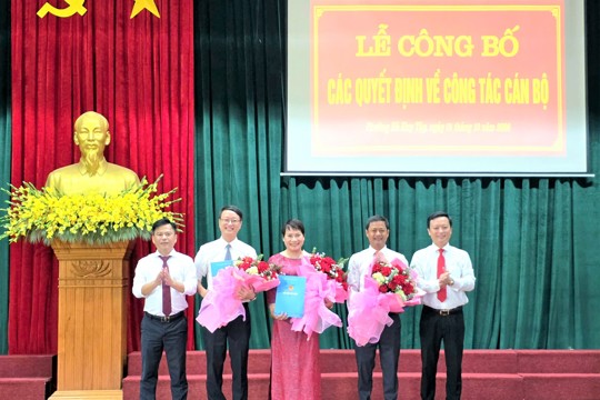 Phường Hà Huy Tập công bố các quyết định về công tác cán bộ quản lý tại Ủy ban 