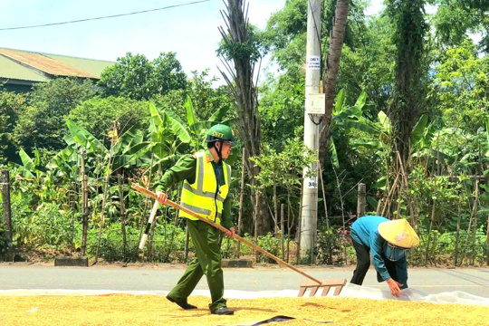 Công an phường Hà Huy Tập tăng cường tuyên truyền, xử lý tình trạng phơi lúa, rơm rạ trên đường giao thông 