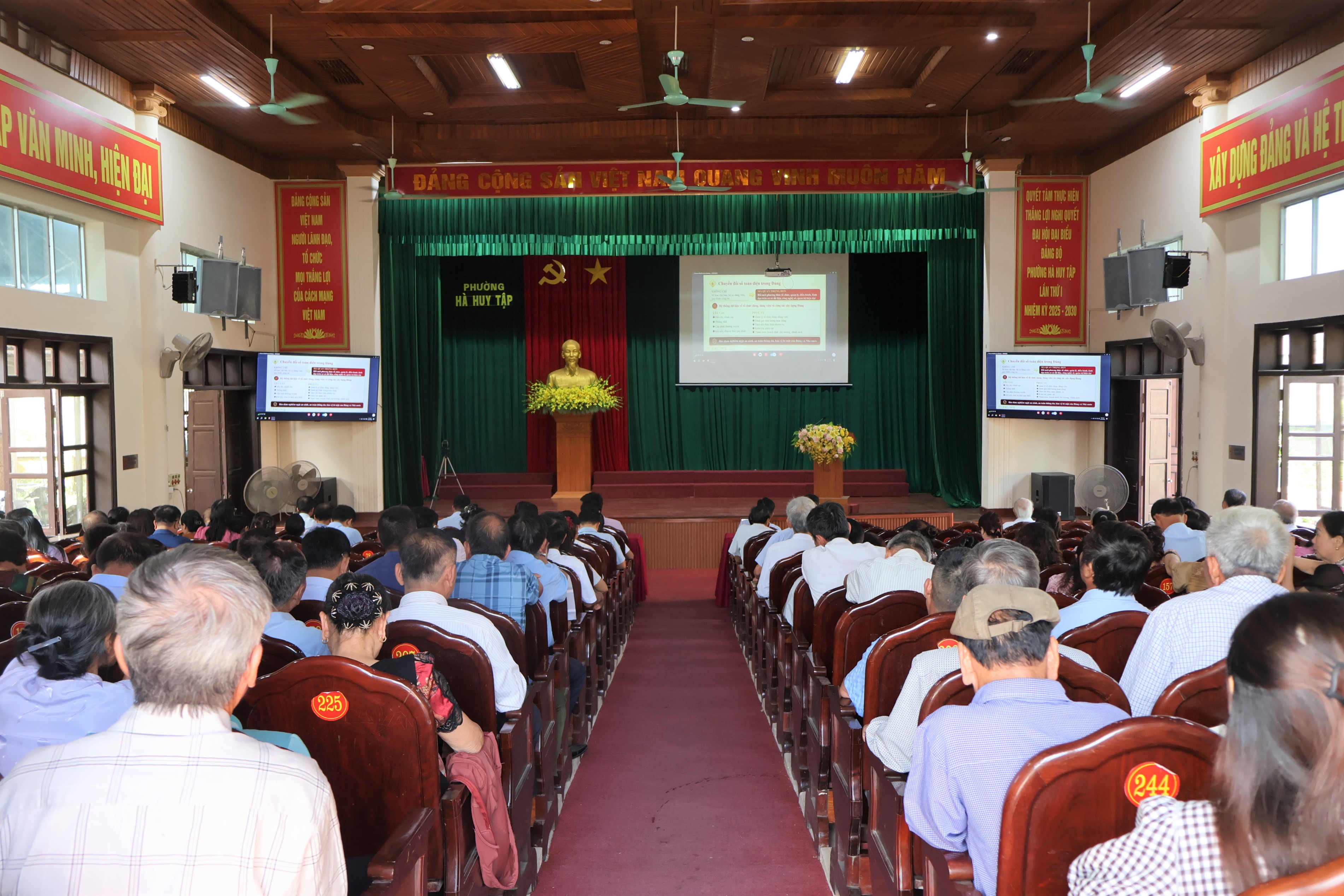 Đảng bộ phường Hà Huy Tập kết nối đường truyền trực tiếp Hội nghị toàn quốc quán triệt Nghị quyết Trung ương 4 khóa XIV