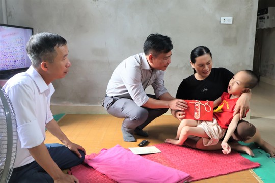 Chủ tịch UBND phường Dương Thành Trung tặng quà Tết Trung thu cho trẻ em yếu thế trên địa bàn