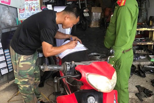 Công an phường Hà Huy Tập tiếp tục tuyên truyền và ký cam kết với các cửa hàng sửa chữa xe mô tô, xe máy điện, xe đạp điện trên địa bàn