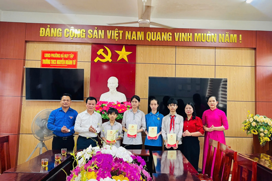 Phường Hà Huy Tập: Trao yêu thương – tiếp sức học sinh khó khăn vững tin bước vào kỳ thi
