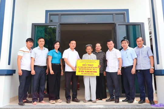 Lãnh đạo phường Hà Huy Tập trao tiền hỗ trợ xây dựng nhà ở cho các hộ có hoàn cảnh khó khăn 