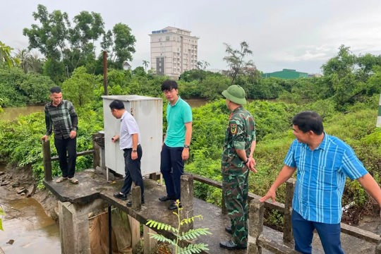Chủ tịch UBND phường Dương Thành Trung kiểm tra thực tế các công trình, địa điểm xung yếu phòng chống thiên tai trên địa bàn