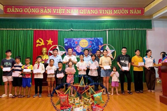 Rộn ràng đêm hội "Lồng đèn thắp sáng ước mơ" ở Tổ dân phố 4