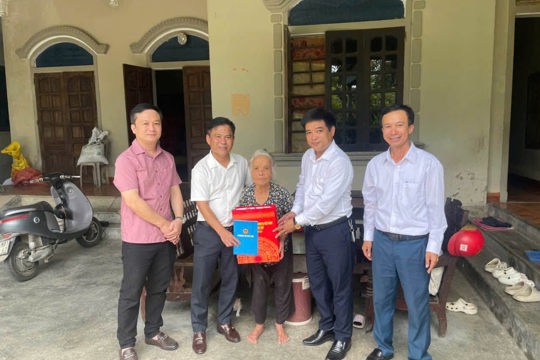 Chủ tịch phường Dương Thành Trung thăm hỏi, tặng quà các gia đình chính sách nhân ngày 27/7