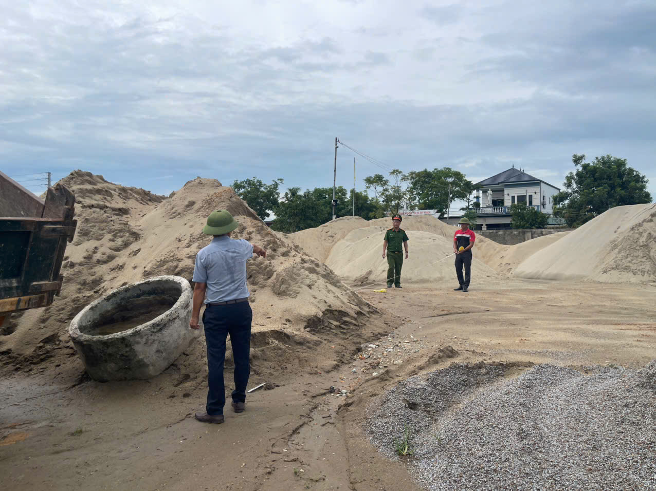 Qua i-HaTinh, phát hiện bãi tập kết hàng trăm khối vật liệu xây dựng không rõ nguồn gốc ở phường Hà Huy Tập