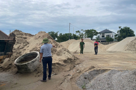 Qua i-HaTinh, phát hiện bãi tập kết hàng trăm khối vật liệu xây dựng không rõ nguồn gốc ở phường Hà Huy Tập