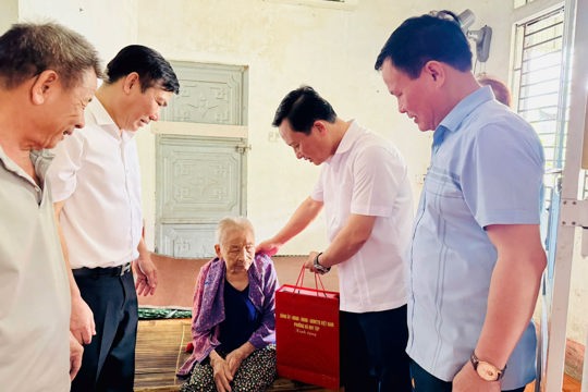 Bí thư Đảng ủy, Chủ tịch HĐND phường thăm hỏi, tặng quà các gia đình chính sách, người có công trên địa bàn