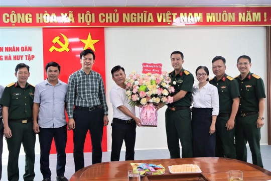 Ban CHQS phường chúc mừng UBND và các phòng chuyên môn nhân ngày truyền thống các ngành khối hành chính Nhà nước