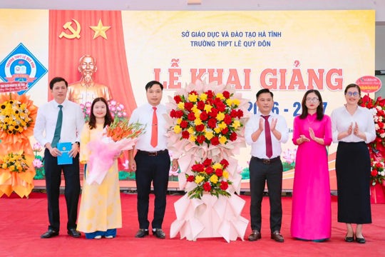 Chủ tịch UBND phường Dương Thành Trung chúc mừng năm học mới tại trường THPT Lê Quý Đôn