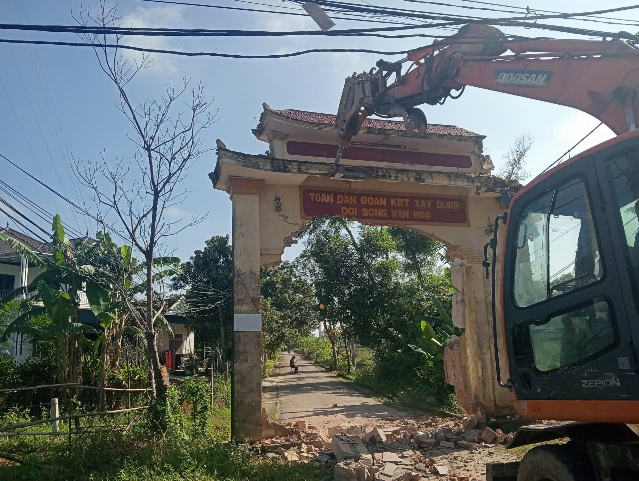 Phường Hà Huy Tập ra quân xử lý tình trạng cổng chào không còn phù hợp, góp phần đảm bảo an toàn giao thông và mỹ quan đô thị tại các TDP