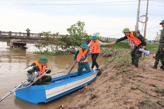 Phường Hà Huy Tập tăng cường tập huấn nâng cao kỹ năng sử dụng các phương tiện cứu họ cứu nạn, phòng chống thiên tai