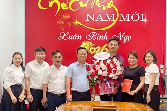 Lãnh đạo phường Hà Huy Tập chúc mừng Trung tâm Dịch vụ tổng hợp nhân ngày Báo chí Cách mạng Việt Nam 21/6