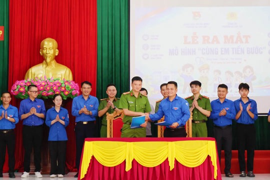 Đoàn phường Hà Huy Tập ra mắt mô hình "Cùng em tiến bước" và ký kết chương trình phối hợp tăng cường chăm lo, giáo dục, bảo vệ thanh thiếu nhi với Công an phường