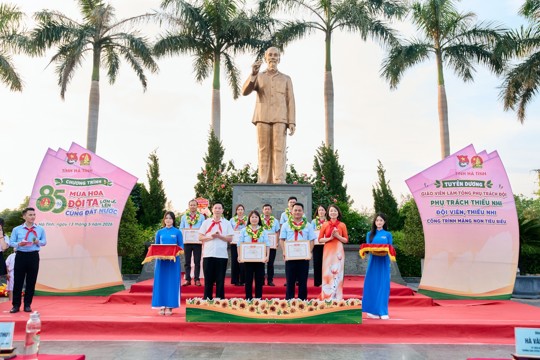 Cán bộ Đoàn - Đội phường Hà Huy Tập được tuyên dương tại chương trình “85 Mùa hoa - Đội ta lớn lên cùng đất nước”