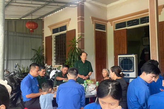 Tuổi trẻ phường Hà Huy Tập tổ chức “Bữa cơm tri ân” và chỉnh trang khuôn viên cho gia đình cựu TNXP Phan Xuân Hạ