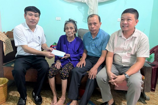 Ấm áp hoạt động trao tặng quà cho các gia đình chính sách tại phường Hà Huy Tập