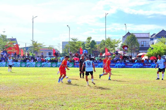 Mãn nhãn trận khai màn Giải Bóng đá nam phường Hà Huy Tập: Tổ dân phố 4 giành chiến thắng 2-0 