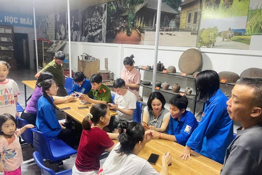 Công an phường Hà Huy Tập: “đi từng ngõ, gõ từng nhà” đưa tiện ích số đến với người dân